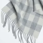 Babydecke aus Lammwolle – Perlgraues Karomuster - Image 2