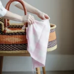 Babydecke aus Lammwolle – Rosa Karomuster