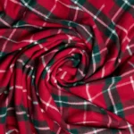 Überwurf «Ashford» aus Lammwolle – Karomuster in Grün und Rot - Image 2