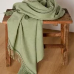 Überwurf «Blackwater» aus Lammwolle – Grün meliert