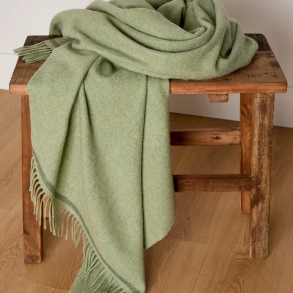 Plaid en laine d’agneau Blackwater – un mélange de vert