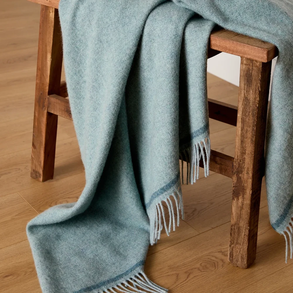 Lambswool-Throws-Dunbrody-Aqua-with-Teal-Stripe_1 Überwurf «Dunbrody» aus Lammwolle – Aquablau und Blaugrün - Image 1