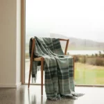 Überwurf «Rosslare» aus Lammwolle – Türkisblaues Tartanmuster - Image 2