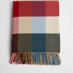 Überwurf «Woodland Avenue» aus Lammwolle – Blau, Boneweiss, Moosgrün und Rot - Image 3