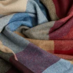 Überwurf «Woodland Avenue» aus Lammwolle – Blau, Boneweiss, Moosgrün und Rot - Image 2