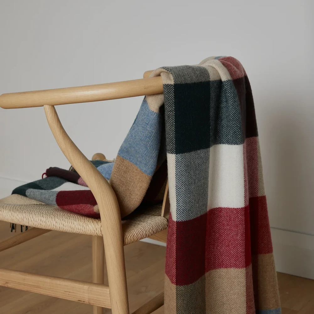 Lambswool-Throws-Woodlands-Avenue_4 Überwurf «Woodland Avenue» aus Lammwolle – Blau, Boneweiss, Moosgrün und Rot - Image 1