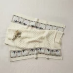 Überwurf mit Schafmotiven