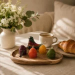 Farbige Kerzen in Bienenstockform aus 100% Schweizer Bienenwachs mit Kaffee, Croissant und Deko