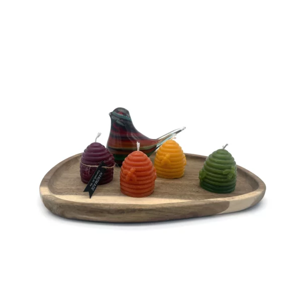 Bougies colorées en forme de ruche, fabriquées intégralement à partir de cire d’abeille suisse