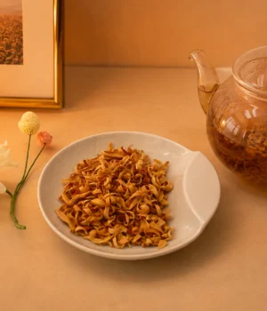 Bitterorangenblütentee aus Iran - Blüten der Bitterorange auf Schale mit Dekoration und Teekanne