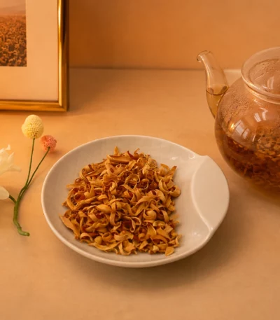 Bitterorangenblütentee aus Iran - Blüten der Bitterorange auf Schale mit Dekoration und Teekanne