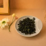 Grüntee aus Iran - Grüner Tee auf Schale mit Dekoration