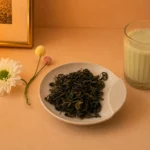 Grüntee aus Iran - Grüner Tee auf Schale mit Dekoration und Matcha