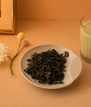 Grüntee aus Iran - Grüner Tee auf Schale mit Dekoration und Matcha