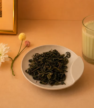 Grüntee aus Iran - Grüner Tee auf Schale mit Dekoration und Matcha