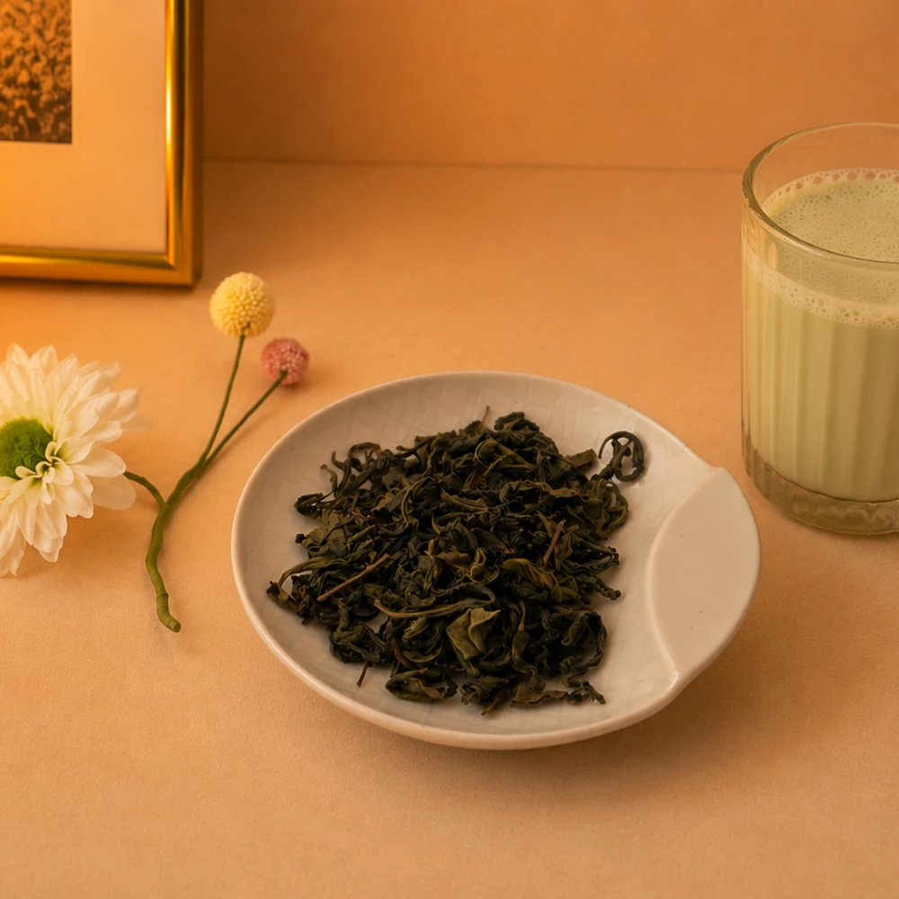 Grüntee aus Iran - Grüner Tee auf Schale mit Dekoration und Matcha Grüntee aus Iran - Grüner Tee auf Schale mit Dekoration und Matcha