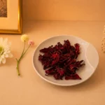 Hibiskustee aus Iran - Hibiskusblüten auf Schale mit Dekoration
