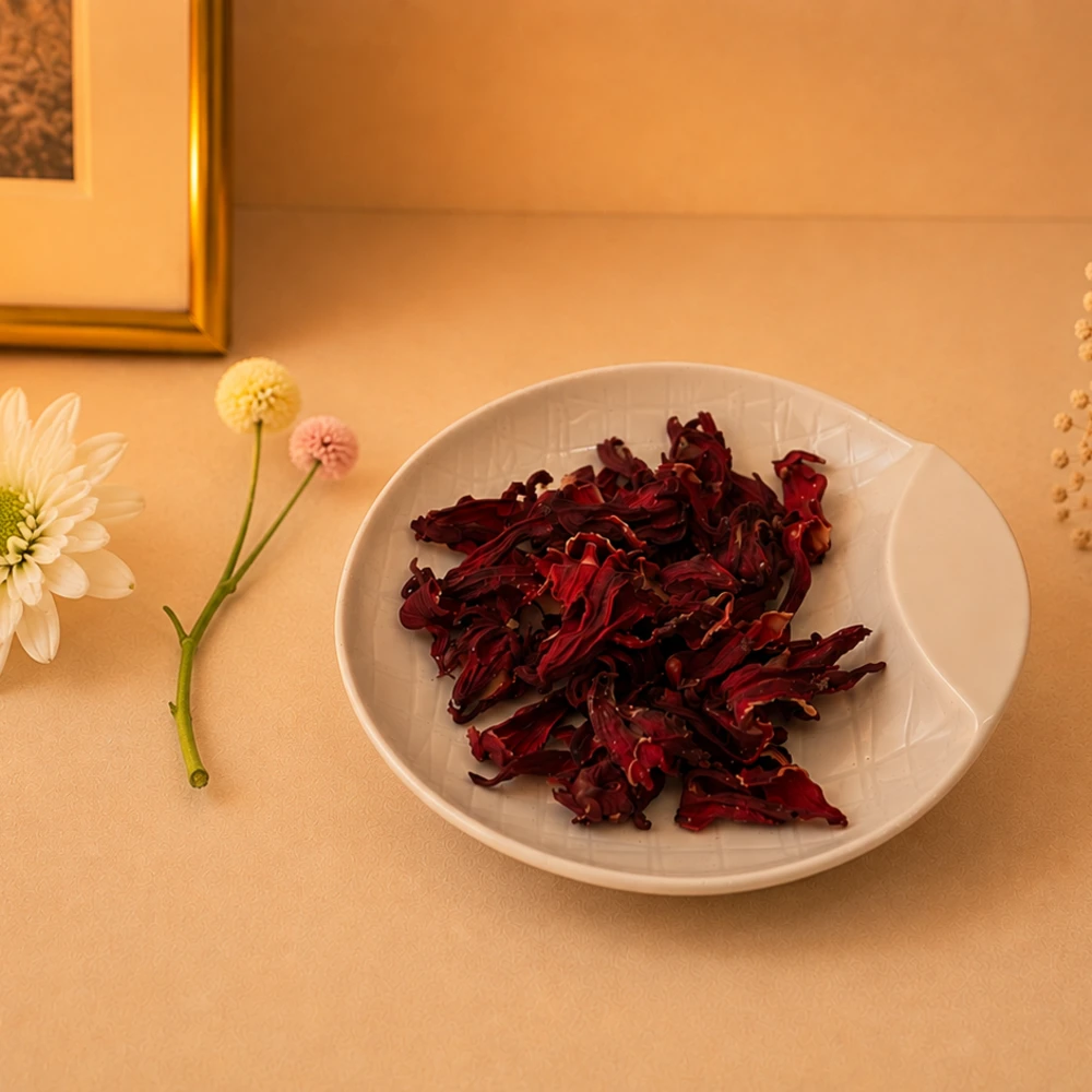 Hibiskustee aus Iran - Hibiskusblüten auf Schale mit Dekoration Hibiskustee aus Iran - Hibiskusblüten auf Schale mit Dekoration