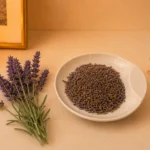 Lavendelblütentee aus Iran - Lavendelblüten auf Schale mit Dekoration