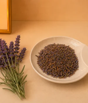 Lavendelblütentee aus Iran - Lavendelblüten auf Schale mit Dekoration