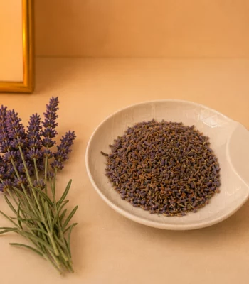 Lavendelblütentee aus Iran - Lavendelblüten auf Schale mit Dekoration