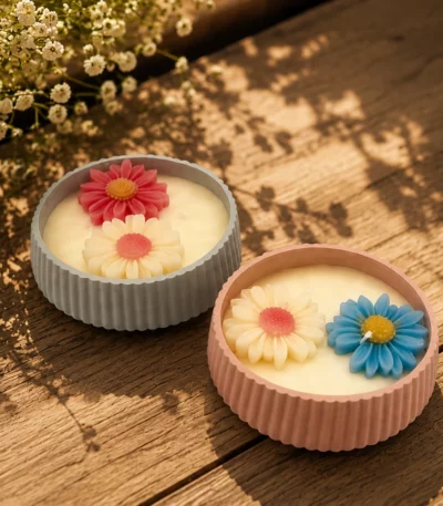 Wunderschöne handgefertigte Schale aus Giesspulver mit farbigen Blumenblüten und Kerzen aus Bienenwachs
