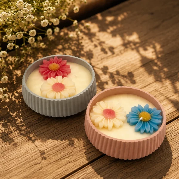 Wunderschöne handgefertigte Schale aus Giesspulver mit farbigen Blumenblüten und Kerzen aus Bienenwachs